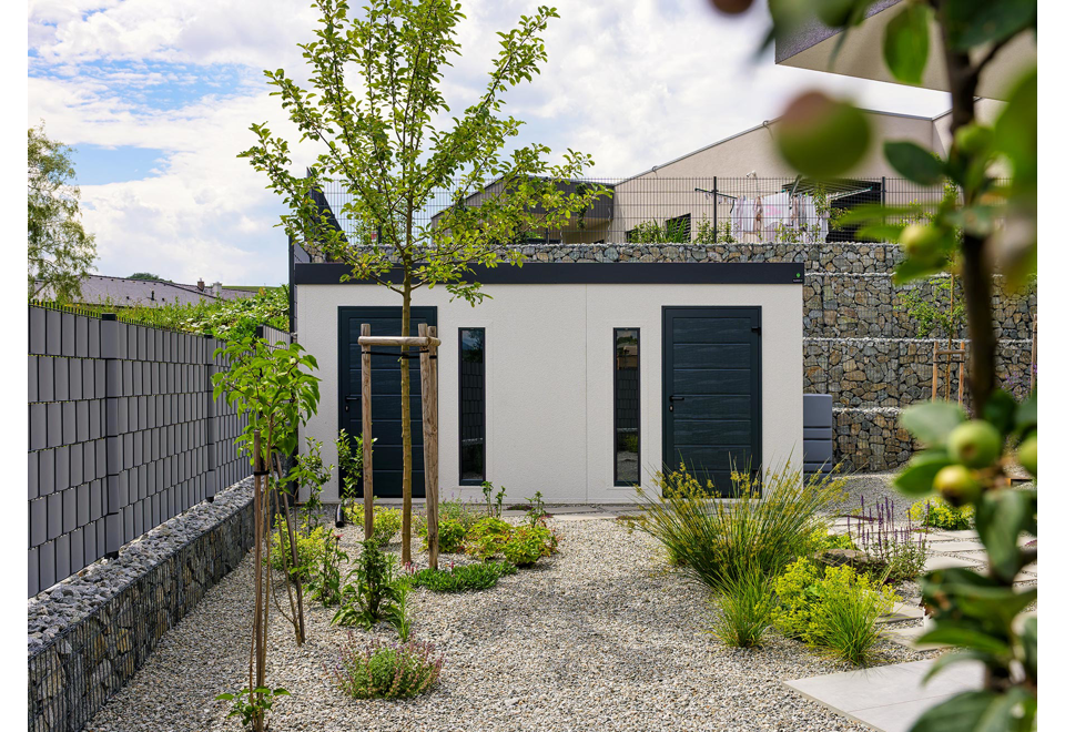 Garden house with Hormann safety garage door