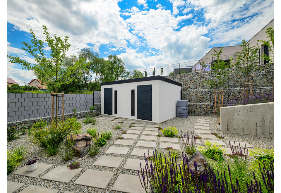 Garden house with Hormann safety garage door