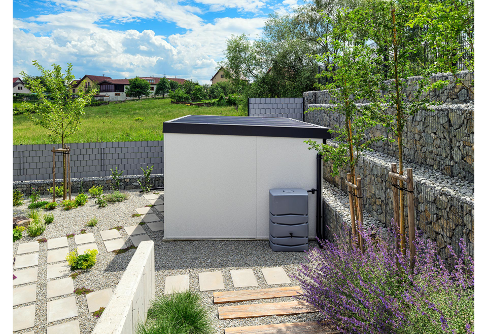 Garden house with Hormann safety garage door