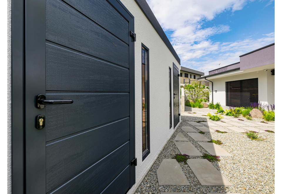 Garden house with Hormann safety garage door