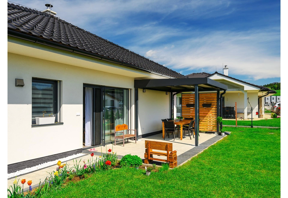 Garden house with Hormann safety garage door