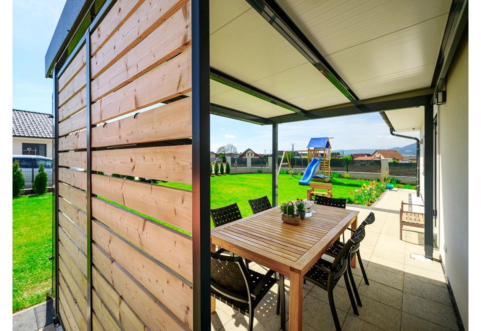 Garden house with Hormann safety garage door